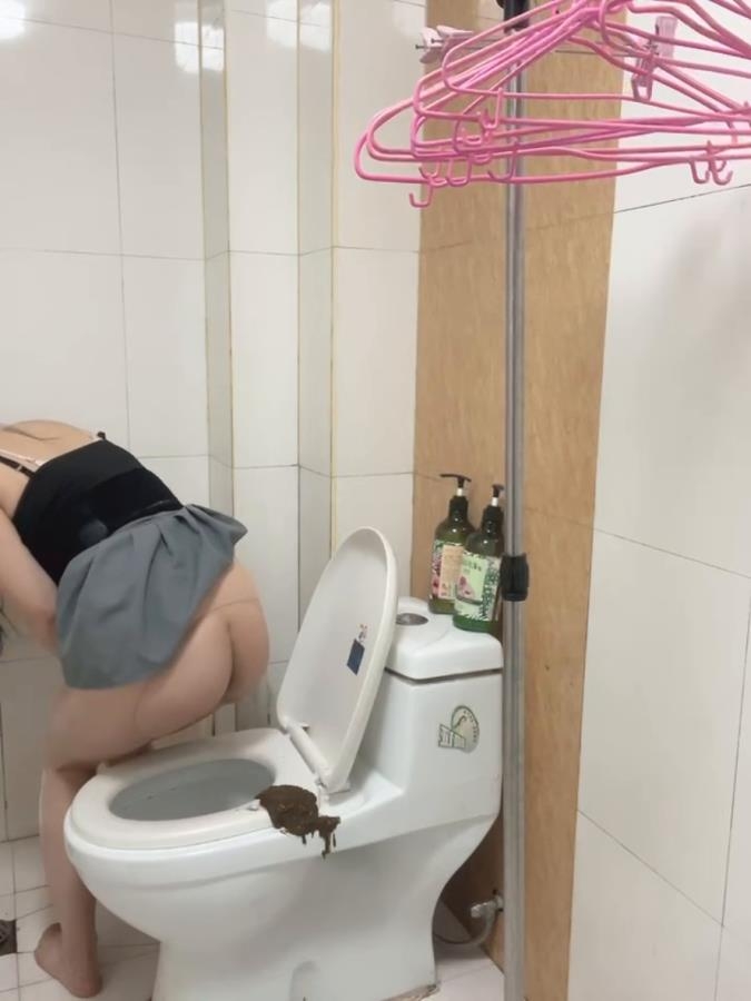 Longbao Chinese Woman in Toilet Talking. P1 (2025) [SD  / MPEG-4]
